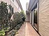 外観：周囲と調和した明るい雰囲気の通路です。風通しもよく、心地よい開放感を感じられる場所です。 