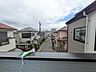 その他：落ち着いた住宅街の風景が広がり、穏やかな日常の気配を感じさせる眺望です。
