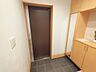 玄関：明るい色合いの木目素材が全体を柔らかくまとめ、心地よい調和を感じさせてくれます。 
