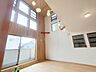 リビング/ダイニング：縦への広がりを強調する吹抜けが、開放的で伸びやかな居住空間を生み出しています。 