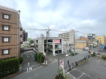 空が広く見渡せる開放的な眺望が広がり、都市の利便性と日常の落ち着きが調和した心地よい景観を望むことができます