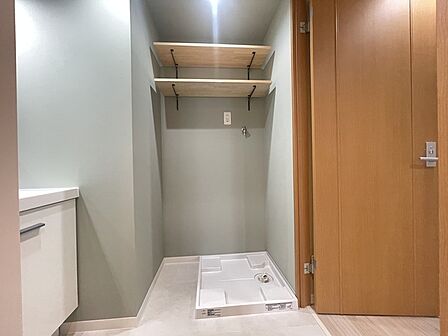 淡い色調の壁面が静かな安らぎをもたらし、木の温もりと調和した洗練された空間が、日々の暮らしに心地よい整頓の愉しみを添えてくれます