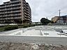 外観：周辺環境に調和する閑静な住宅街の一角に、新たな暮らしの基盤が整えられました。日々の営みを支える落ち着いた雰囲気の中で、理想の住まいを描くためのゆとりある敷地が広がっています 