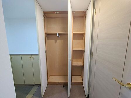 さっと物がしまえる共用部分の収納、新生活で大活躍するでしょう。