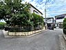 外観：幅員の狭い道ですが、車通りの少ない住宅街に立地してます。 