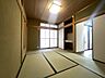 和室：天然素材が醸し出す素朴な風合いと、静かに調和する質感が日々の暮らしに心安らぐ時間をもたらします 