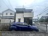 駐車場：落ち着いた住宅街に佇む、日々の暮らしに溶け込むシンプルで素朴な外観が魅力の住まいです 