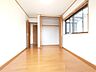 洋室：たっぷりの収納スペースで快適に暮らせそう。 