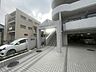 エントランス：街並みに溶け込む整った佇まいが、日々の暮らしに静かな安らぎをもたらす、落ち着きのあるエントランスまわりです 