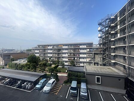大きく広がる青い空を背景に、周囲の緑が心地よい調和を生み出す、穏やかな日常の風景が広がっています