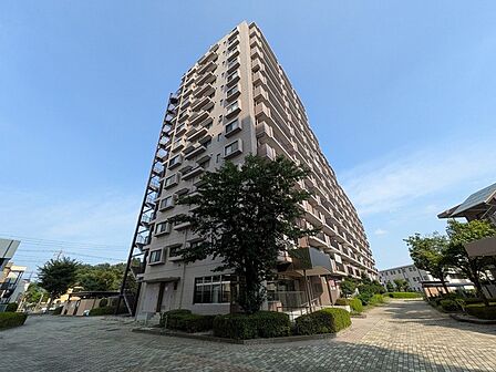 青空の下に毅然と佇む端正なフォルムが、街並みに落ち着いた風格と確かな存在感をもたらしています。