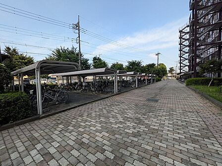 ゆとりある敷地設計により、日々の暮らしに心地よい開放感をもたらすアプローチです。