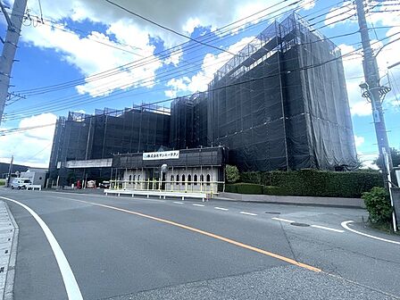 落ち着いた色味と整ったフォルムが街並みに美しく調和しています。