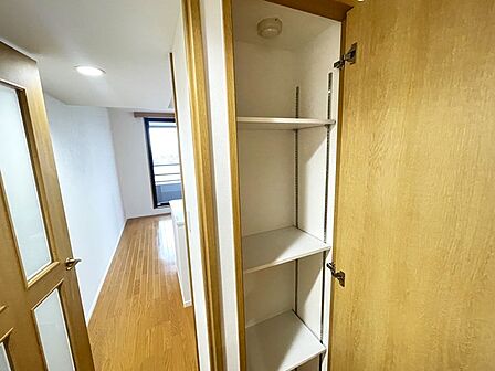 廊下や玄関の共用部には、こんな収納があるととっても便利です。