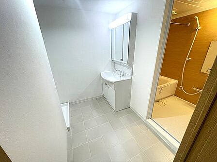 お風呂に入る前、心も体もふっと一息つける「静けさの入り口」。