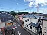 その他：あたりには住宅を中心とした建物が広がります。 
