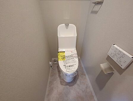 新しくお住まいになる方のことを考えて、トイレも新品に交換しました。