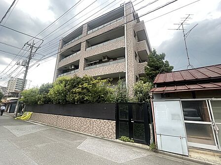 鉄筋コンクリート造5階建てのオートロックマンション。最上階の物件となります。