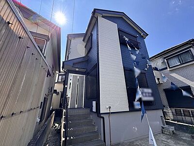 外観：住民の方が主に利用する交通量少なめの道路に面してます。 