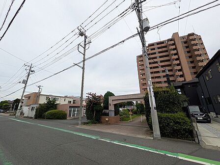落ち着いた街並みに溶け込む穏やかな周辺環境が広がり心地よい日常を想像させる風景