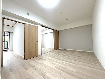リビングスペースにはアクセントクロスを使用しています。