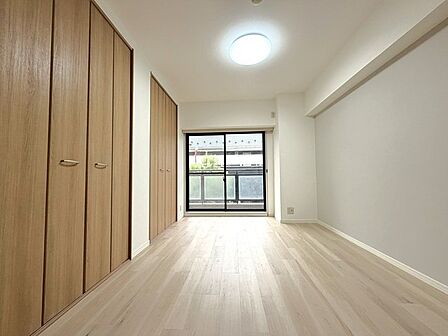 バルコニーに面した窓が大きく明るいお部屋です。 