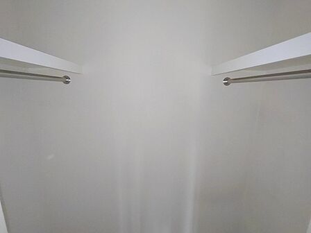 季節物の衣類もスッキリ収納できる、ウォークインクローゼット。
