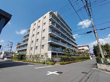最寄り駅まで徒歩1分の近さ。 忙しい朝が助かる立地、 暮らしにゆとりが生まれます。