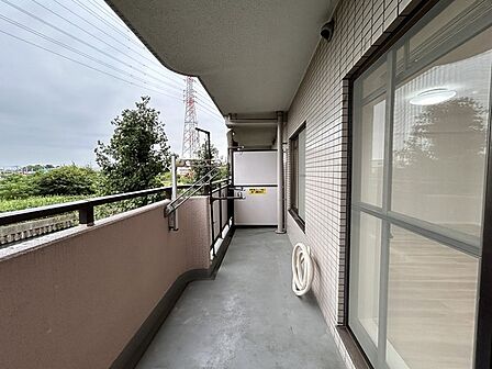 ゆとりの広さを確保したバルコニー。お布団を干すのも、この広さならラクラク。 