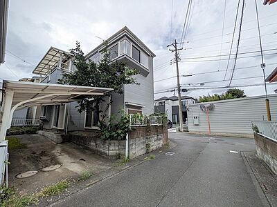 外観:街並みに溶け込む落ち着いた佇まいは、心地よい日常の時間を予感させます。 外観:街並みに溶け込む落ち着いた佇まいは、心地よい日常の時間を予感させます。