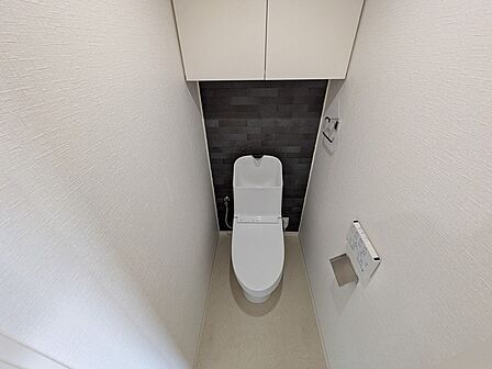 洗練されたアクセントクロスが空間を引き締める落ち着きのあるプライベートスペース