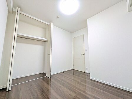 すっきりとシンプルな内装が映える、レイアウトのしやすい落ち着いた空間です。