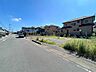 外観：ゆとりある前面道路とすっきりと整った街並みが開放感を醸し出します。 