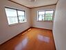 洋室：2階部分のお部屋の日当たりは、ご覧の通り明るいです。  
