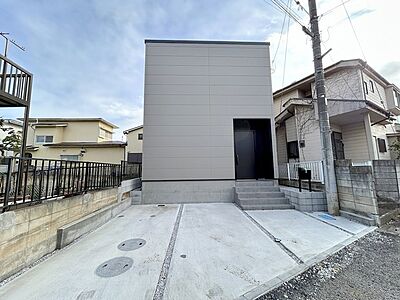 外観：車通りの少ない閑静な住宅地、のびのびした子育てに適します。  