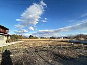 車通りの少ない閑静な住宅地、のびのびした子育てに適します。 