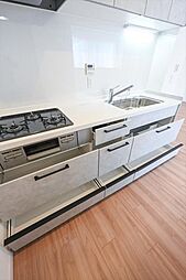[キッチン] 内装・使い勝手の良いキッチン。収納スペースもしっかり確保されています。