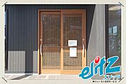 【玄関】町屋風情を演出する玄関引戸は、玄関網戸付きで、玄関を開放しつつ、風通しを確保できます。