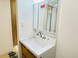 [洗面] ～3面鏡付きの独立洗面台も新規交換済　細々している物をスッキリ収納出来ます～