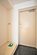 室内洗濯機置き場、防水パンは備え付けです。
