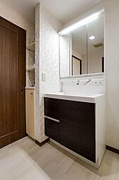 [洗面] 洗面室は廊下とキッチンの両方からアクセス可能。これが何かと便利です。（2022年4月撮影）