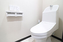 [トイレ] 白を基調とした、清潔感のあるトイレです。