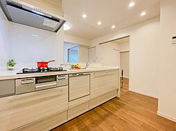 [キッチン] 機能性とデザイン性を兼ね備えたシステムキッチン。リビングとの一体感も考慮され、美しい空間が実現。