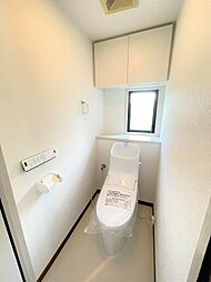 [トイレ] 温水洗浄便座付きのトイレも新品です！小窓があるので換気もバッチリ♪
