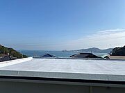 2階のお部屋からは遠くに海も見えます