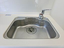 [キッチン] 大き目のシンクは洗い物も苦になりません。水栓には浄水機が設置されています。