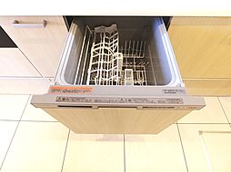 [キッチン] 場所を取らない備え付けの食洗器付きです。