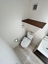 [トイレ] トイレ上には備え付けの収納棚がございます。
