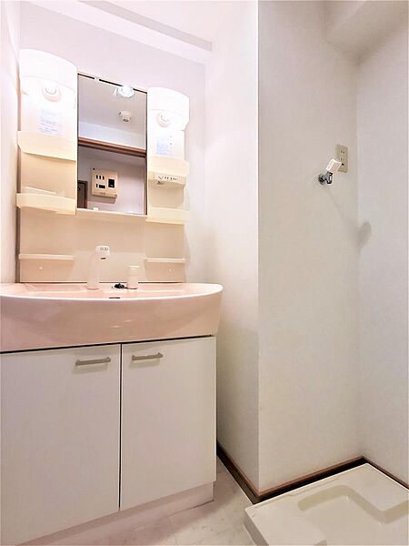 画像16:洗面所には洗面化粧台、洗濯機置き場があります。