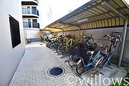 [その他] 自転車は必需品という方も多くいらっしゃいます。見るとお子様を乗せる自転車も多く、このマンションコミュニティの雰囲気を教えてくれます。月額○円、空き状況もすぐにお調べします。